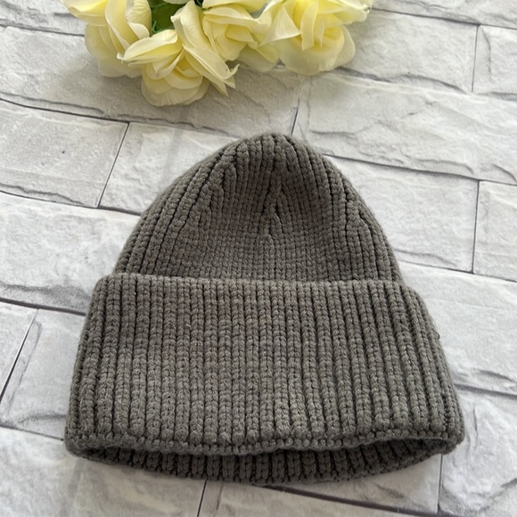 Steve Madden knit gray beanie - Picture 4 of 4